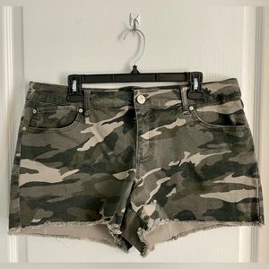Women’s natural reflections camo shorts